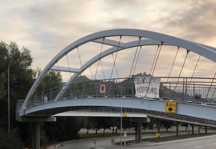 ‘Justice For Jared’ banner hangs from Kelowna bridge